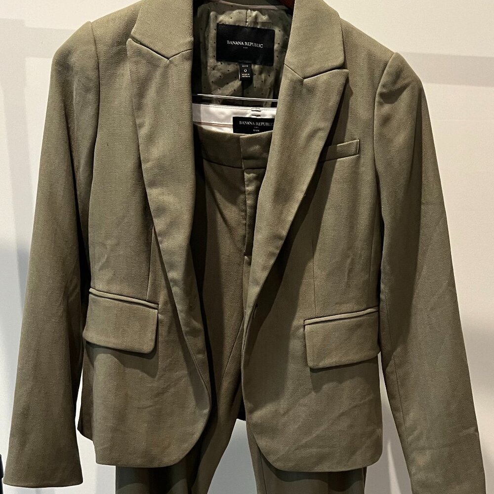 Banana Republic Woman's 2-pc Suit Set